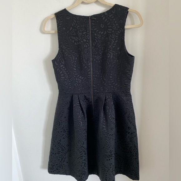 LOFT Lace Pencil Dress Black Back Zipper Pleated Skirt Fully Lined Size 4 - Picture 2 of 5